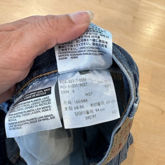 Levis 501 Cut off Shorts Womens Blue Denim Medium Wash Fringe Fray Button Sz 27 - Picture 6 of 9